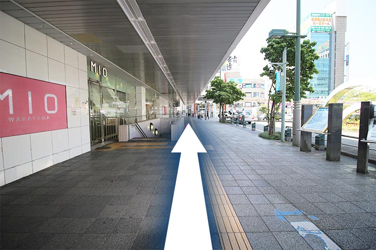ロータリーを直進します。