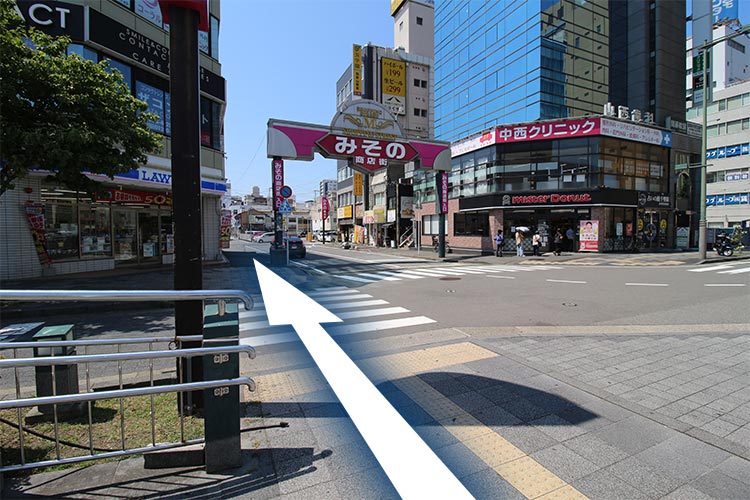 横断歩道を渡り、直進します。