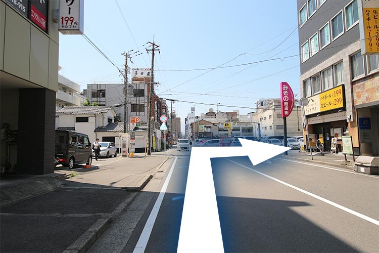 直進して初めの角を右に曲がります。
