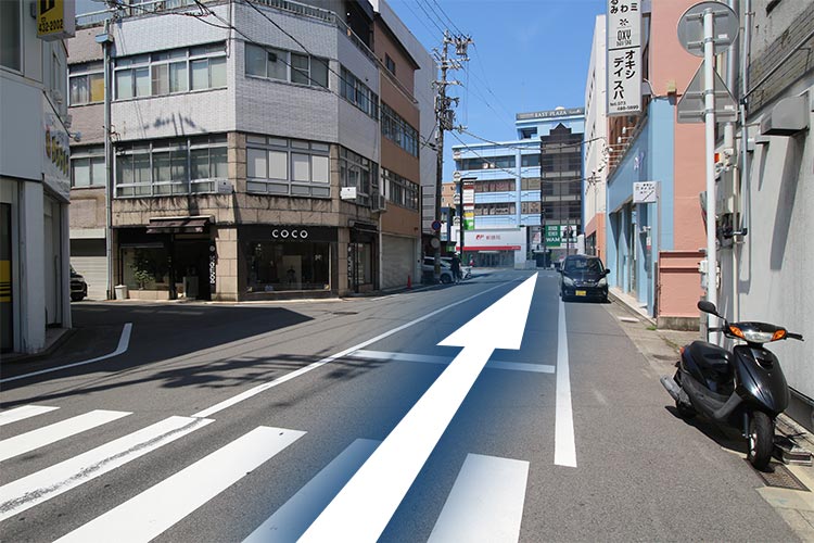 直進します。