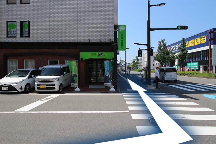 横断歩道を渡ってビルの大通り側入り口に向かいます。